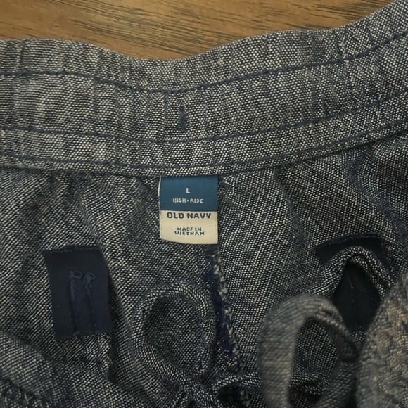 Old Navy Women's Shorts LARGE - Picture 3 of 3